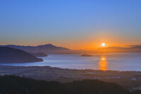 琵琶湖・湖北の朝日と竹生島 [SNO110019470]
