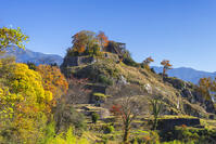 秋の苗木城跡・足軽長屋からの本丸眺望 [SNO110019490]