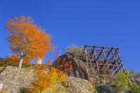 秋の苗木城跡本丸と天守台 [SNO110019493]