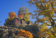 秋の苗木城跡本丸と天守台 [SNO110019498]