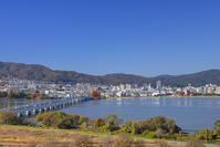 秋の大津市街と琵琶湖と近江大橋と青空 [SNO110019569]