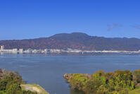 秋の大津市街と琵琶湖と比叡山 [SNO110019570]