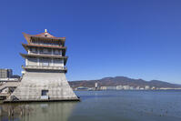 秋の琵琶湖と比叡山と琵琶湖文化館 [SNO110019574]