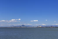 秋の琵琶湖と近江富士と近江大橋 [SNO110019580]