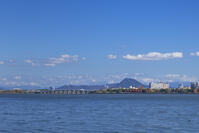 秋の琵琶湖と近江富士と近江大橋 [SNO110019581]