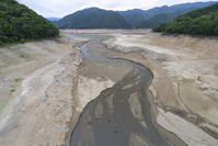 渇水の御母衣ダム [SNO110020380]