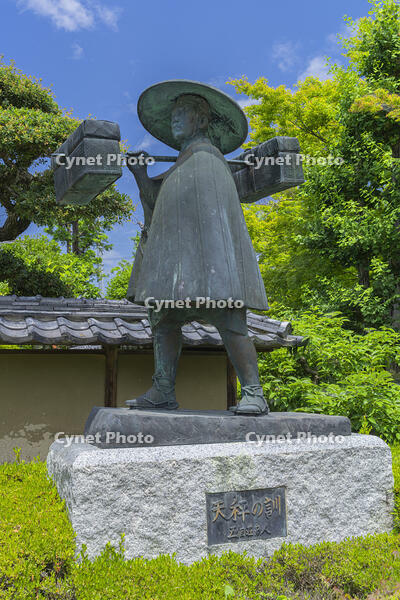 五個荘近江商人屋敷の天秤の訓の銅像 [SNO110019321]