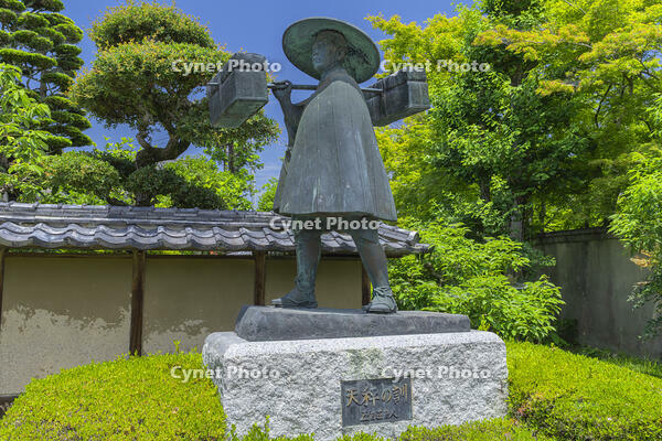 五個荘近江商人屋敷の天秤の訓の銅像 [SNO110019322]