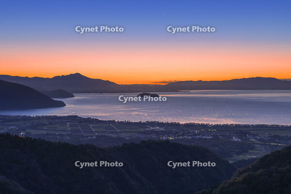 琵琶湖・湖北の朝焼けと竹生島 [SNO110019467]