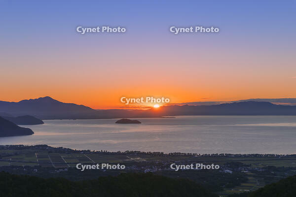 琵琶湖・湖北の朝日と竹生島 [SNO110019468]