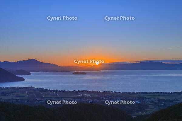 琵琶湖・湖北の朝日と竹生島 [SNO110019469]