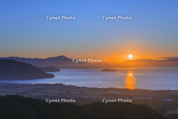 琵琶湖・湖北の朝日と竹生島 [SNO110019470]