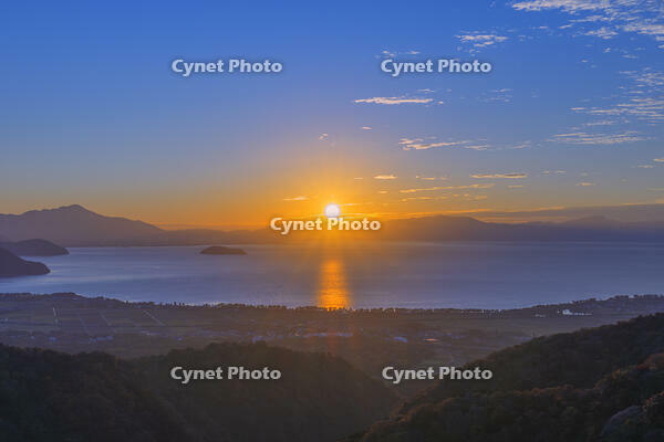 琵琶湖・湖北の朝日と竹生島 [SNO110019471]