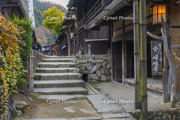 秋の妻籠宿 [SNO110019530]