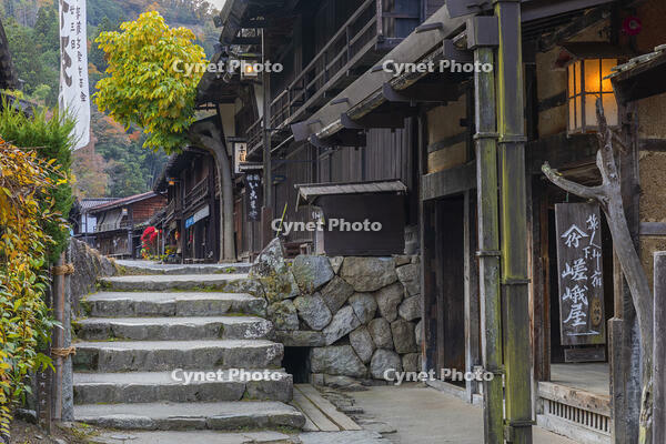 秋の妻籠宿 [SNO110019531]