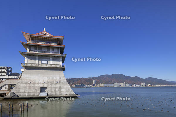 秋の琵琶湖と比叡山と琵琶湖文化館 [SNO110019574]
