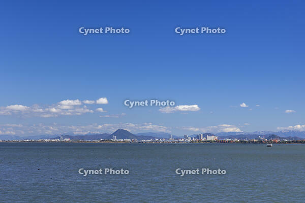 秋の琵琶湖と近江富士と近江大橋 [SNO110019580]