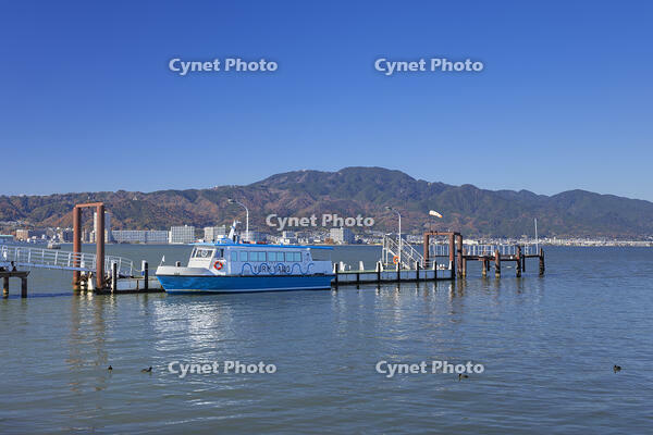 秋の琵琶湖と比叡山と遊覧船 [SNO110019583]