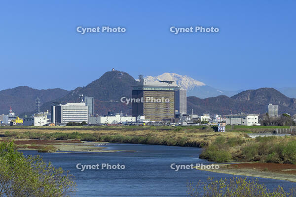 岐阜城と雪の御嶽山と岐阜県庁 [SNO110019588]