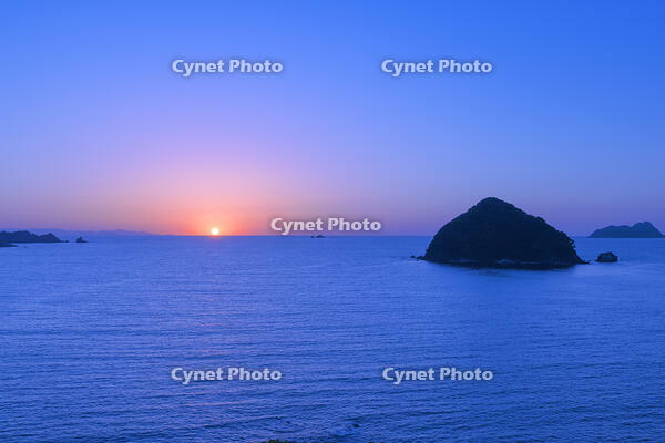 世久見湾に落ちる夕陽 [SNO110020075]