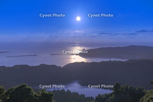 八望台より二の目潟と戸賀湾の夕日 [SNO110020361]
