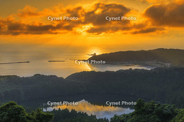 八望台より二の目潟と戸賀湾の夕景 [SNO110020364]