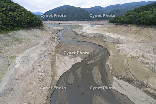 渇水の御母衣ダム [SNO110020380]