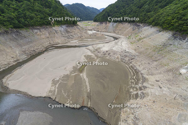 渇水の御母衣ダム [SNO110020381]