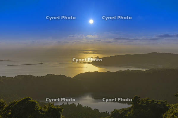 八望台より二の目潟と戸賀湾の夕日 [SNO110020401]