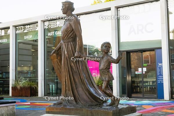 England, Hampshire, Winchester, Licoricia of Winchester and her Son Asher Statue by Ian Rank-Boadley Sculpture [STV110084041]