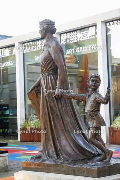 England, Hampshire, Winchester, Licoricia of Winchester and her Son Asher Statue by Ian Rank-Boadley Sculpture [STV110084042]