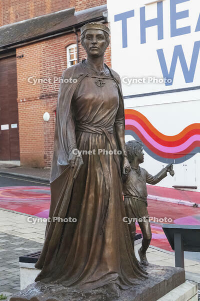 England, Hampshire, Winchester, Licoricia of Winchester and her Son Asher Statue by Ian Rank-Boadley Sculpture [STV110084044]
