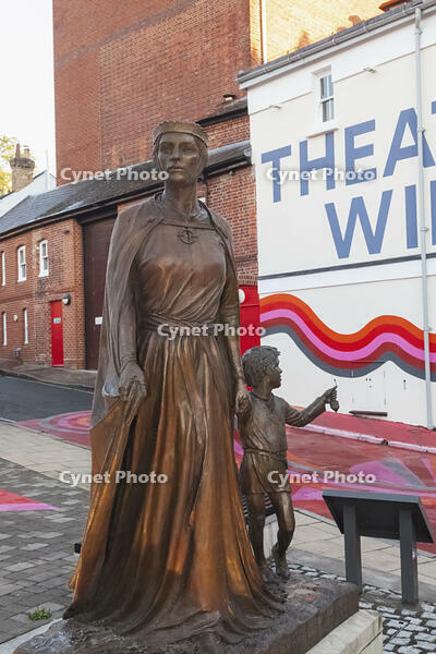 England, Hampshire, Winchester, Licoricia of Winchester and her Son Asher Statue by Ian Rank-Boadley Sculpture [STV110084045]
