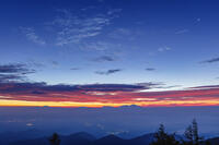 道の駅美ヶ原の展望台より雲海と朝焼け [KNO110022734]