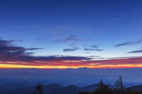 道の駅美ヶ原の展望台より雲海と朝焼け [KNO110022735]