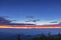 道の駅美ヶ原の展望台より雲海と朝焼け [KNO110022737]