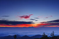 道の駅美ヶ原の展望台より雲海と朝焼け [KNO110022742]