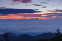道の駅美ヶ原の展望台より雲海と朝焼け [KNO110022743]