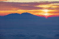道の駅美ヶ原の展望台より浅間山と日の出 [KNO110022745]