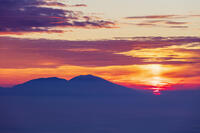 道の駅美ヶ原の展望台より浅間山と日の出 [KNO110022746]