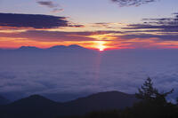 道の駅美ヶ原の展望台より浅間山と日の出 [KNO110022749]