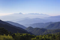 美ヶ原の山本小屋ふる里館より山並みと富士山 [KNO110022753]