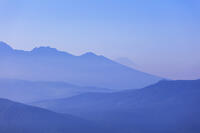 美ヶ原の山本小屋ふる里館より山並みと富士山 [KNO110022754]