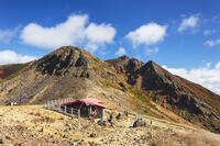 朝日岳と峰の茶屋跡避難小屋 [KNO110023182]