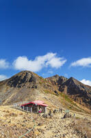 朝日岳と峰の茶屋跡避難小屋 [KNO110023183]
