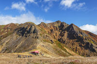 朝日岳と峰の茶屋跡避難小屋 [KNO110023186]