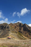 朝日岳と峰の茶屋跡避難小屋 [KNO110023187]