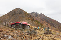 朝日岳と峰の茶屋跡避難小屋 [KNO110023188]