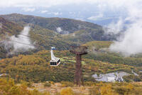 雲漂う那須の山と那須ロープウェイ [KNO110023189]