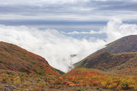 雲が漂う牛ヶ首付近より那須連山の紅葉 [KNO110023192]